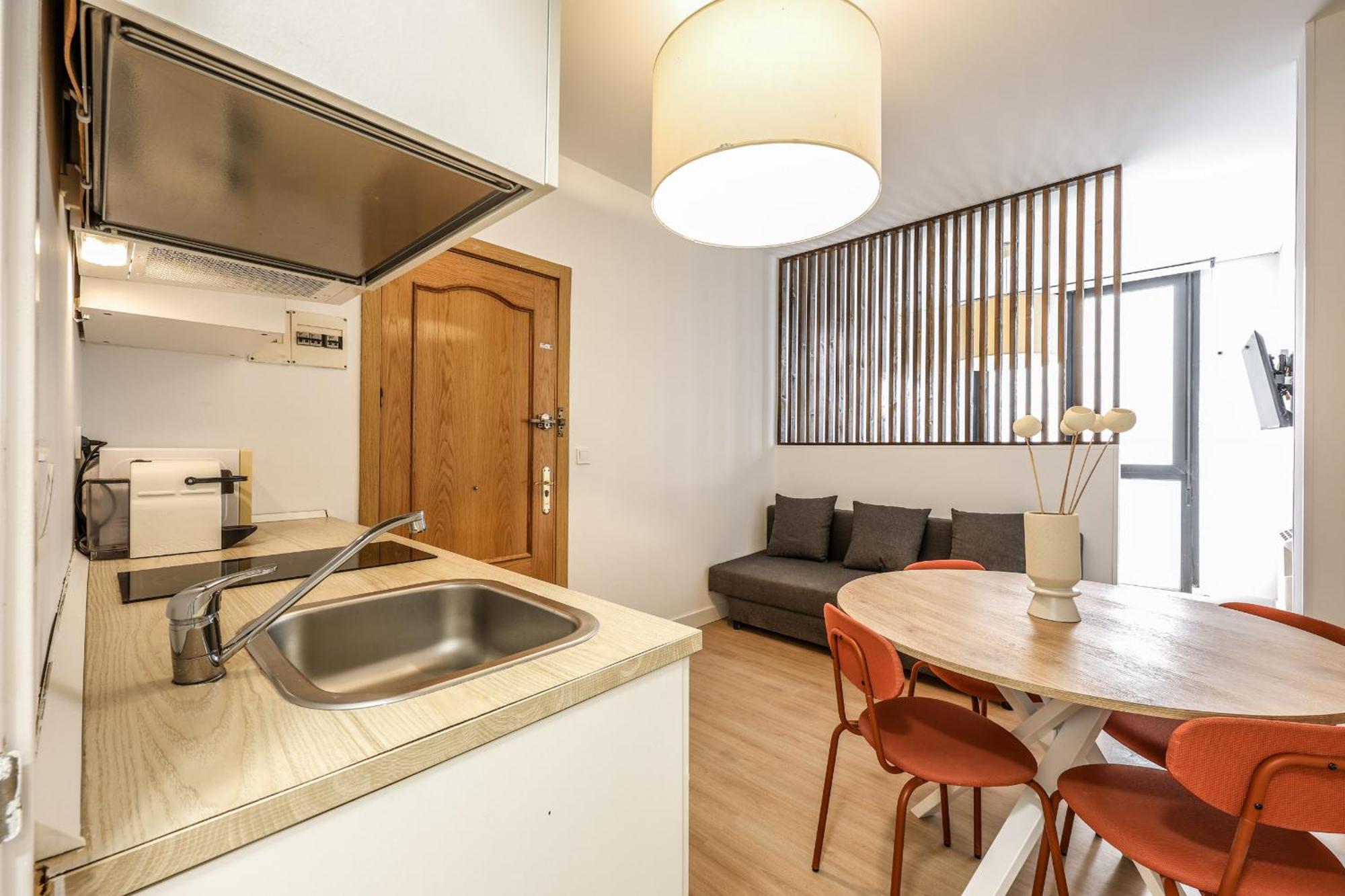 Pequeno Reformado En Tirso De Molina Alquiler Temporal Apartment *